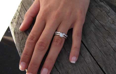 Можно ли носить кольцо на безымянном пальце левой руки незамужней