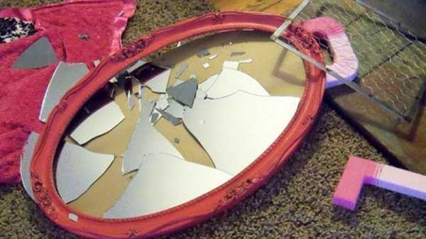 Зеркало упало и разбилось